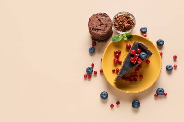 Lezzetli bir parça çikolatalı pasta, kurabiye ve böğürtlen.
