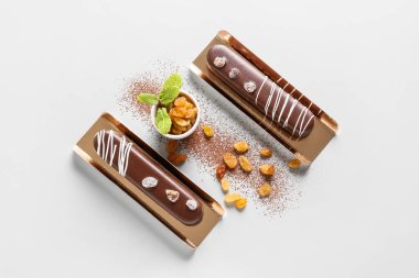 Nefis çikolatalı kekler ve arka planda kuru üzümler.