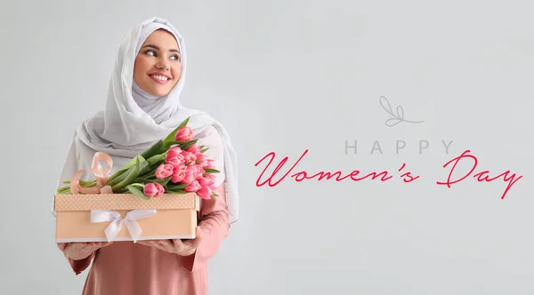 由持有礼物的年轻穆斯林妇女参加的国际妇女节庆祝活动的漂亮贺卡 — 图库照片