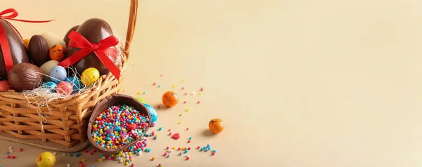 Cesta Con Huevos Pascua Chocolate Caramelos Salpicaduras Sobre Fondo Beige — Foto de Stock