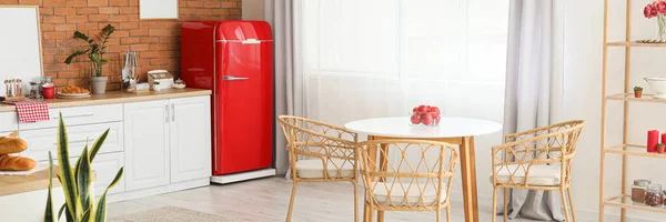 带有时尚红色冰箱的现代厨房内部 — 图库照片