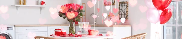 Verlobungsring Mit Blumenstrauß Sektgläsern Und Geschenken Auf Dem Esstisch Der — Stockfoto