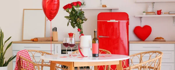Mesa Jantar Com Vinho Tinto Flores Rosa Para Dia Dos — Fotografia de Stock