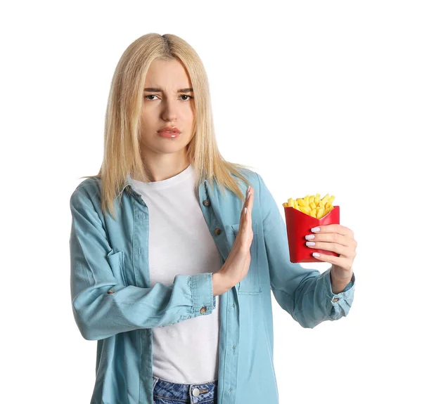 美しい若い女性が白い背景にフライドポテトを食べることを拒否 — ストック写真