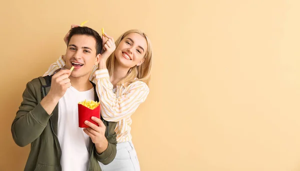 Happy Young Couple French Fries Beige Background — Stock Photo, Image