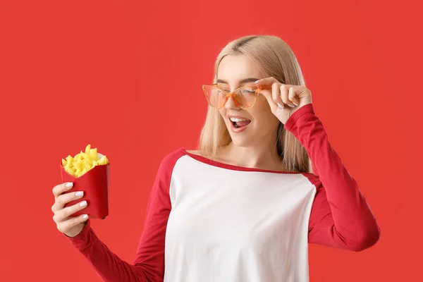 Mujer Joven Con Papas Fritas Sobre Fondo Rojo —  Fotos de Stock