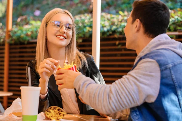 Young Couple Eating French Fries Cafe Outdoors — Stock Photo, Image