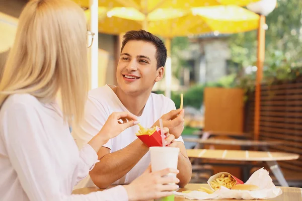 Pareja Joven Comiendo Papas Fritas Cafetería Aire Libre —  Fotos de Stock