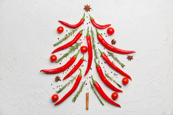 Árvore Natal Feita Pimentão Quente Especiarias Tomates Fundo Claro — Fotografia de Stock