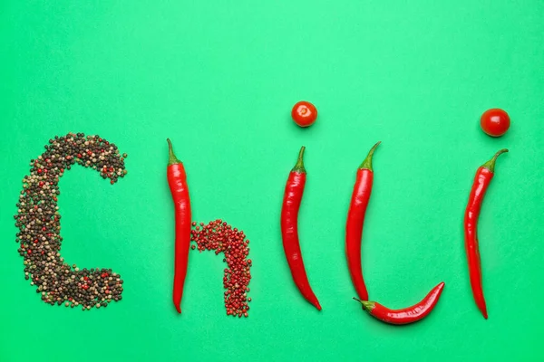Word Chili Made Peppers Peppercorns Tomatoes Green Background — Stock Photo, Image