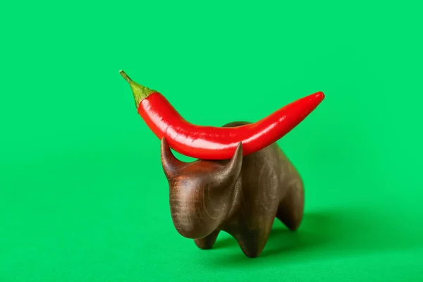 Houten Stier Met Hete Chili Peper Groene Achtergrond — Stockfoto