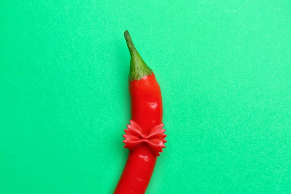 Yeşil arka planda acı biber ve makarna.