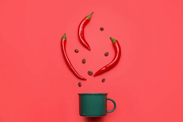Mugg Med Varm Chili Paprika Och Kaffebönor Röd Bakgrund — Stockfoto