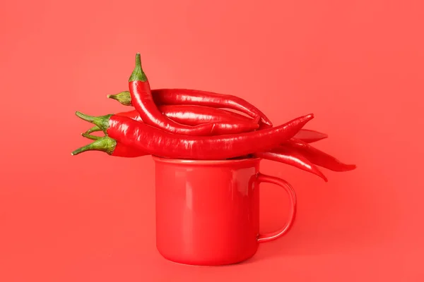 Mugg Med Varm Chili Paprika Röd Bakgrund — Stockfoto