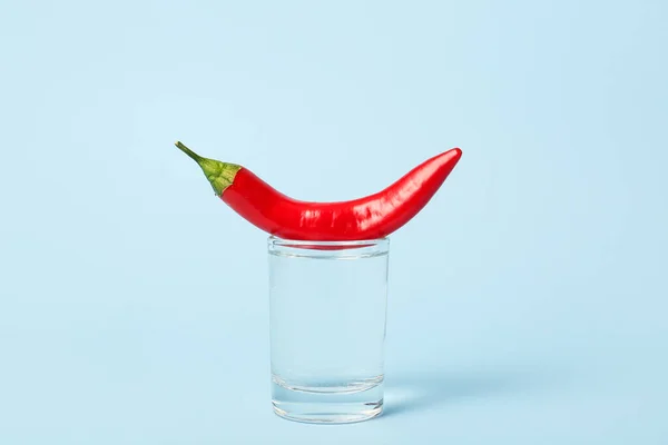 Copo Bebida Com Pimenta Quente Fundo Azul — Fotografia de Stock