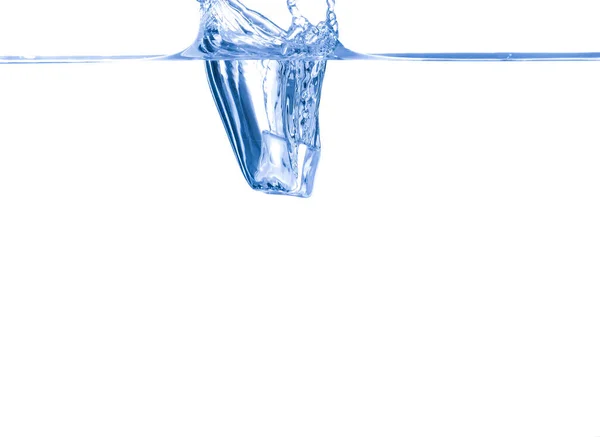 Падение Кубика Льда Чистую Воду Белом Фоне — стоковое фото