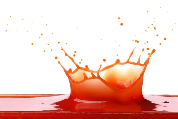 白底番茄汁的水花 — 图库照片