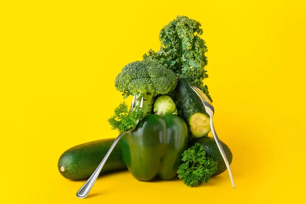 Composition Green Vegetables Forks Yellow Background — Stock Photo, Image