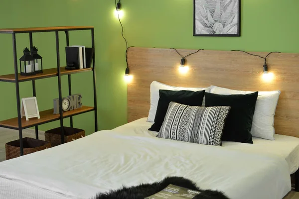 Stylowe Wnętrze Minimalistycznej Sypialni Świecącymi Światłami — Zdjęcie stockowe