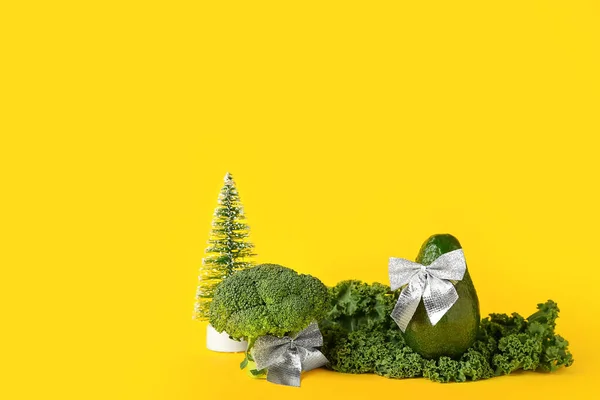 Kompozycja Zielonymi Warzywami Świątecznym Wystrojem Żółtym Tle — Zdjęcie stockowe