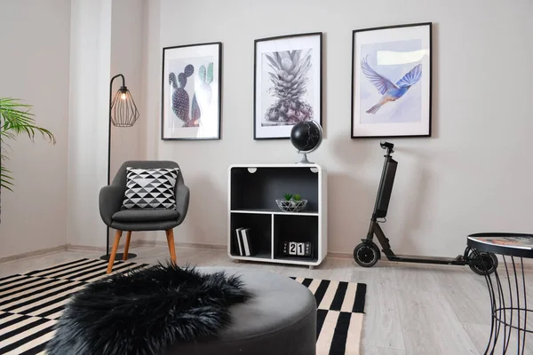 Stijlvol Interieur Van Minimalistische Kamer Met Elektrische Scooter — Stockfoto