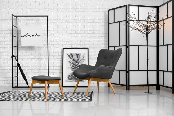 Stilvolles Interieur Des Zimmers Mit Sessel Und Hocker Der Nähe — Stockfoto