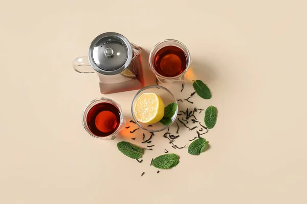 Composição Bule Chá Vidro Com Chá Saboroso Fundo Amarelo — Fotografia de Stock