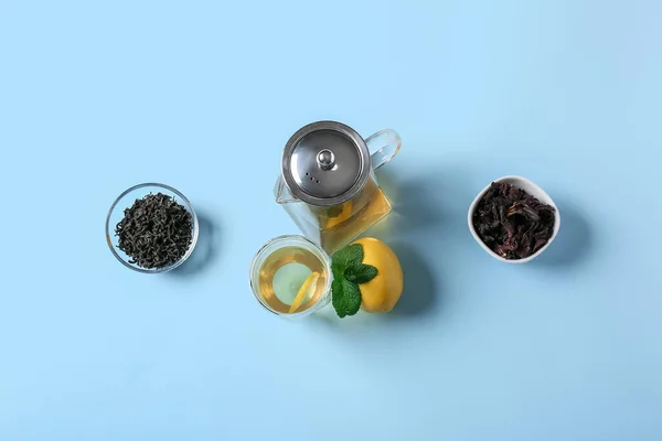 Zusammensetzung Von Teekanne Und Glas Mit Leckerem Tee Auf Blauem — Stockfoto