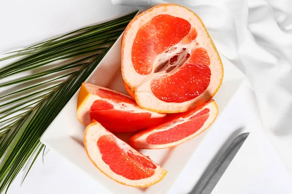 Plate Tasty Grapefruit Pieces Palm Leaf Light Background — Stock Photo, Image
