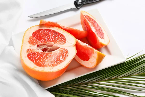 Plate Tasty Grapefruit Pieces Palm Leaf Light Background — Stock Photo, Image