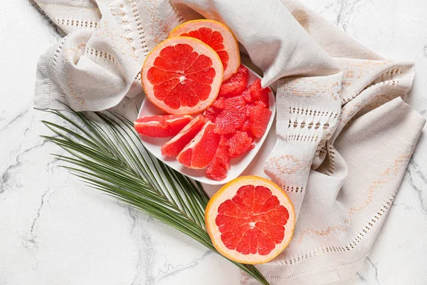 Plate Tasty Grapefruit Pieces Light Background — Stock Photo, Image