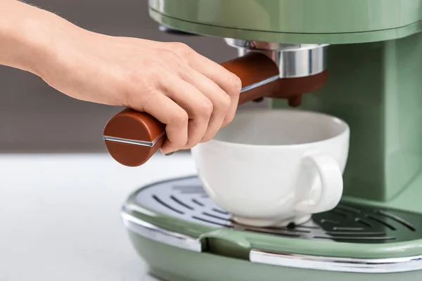 Frau Kocht Frischen Kaffee Mit Maschine Küche — Stockfoto