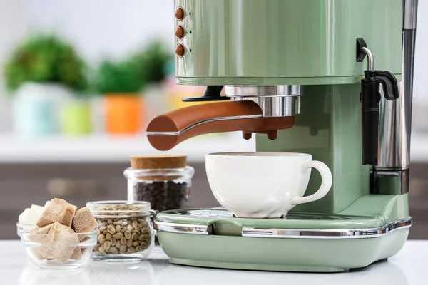 Σύγχρονη Μηχανή Φλιτζάνι Φρέσκο Καφέ Στο Τραπέζι Στην Κουζίνα — Φωτογραφία Αρχείου
