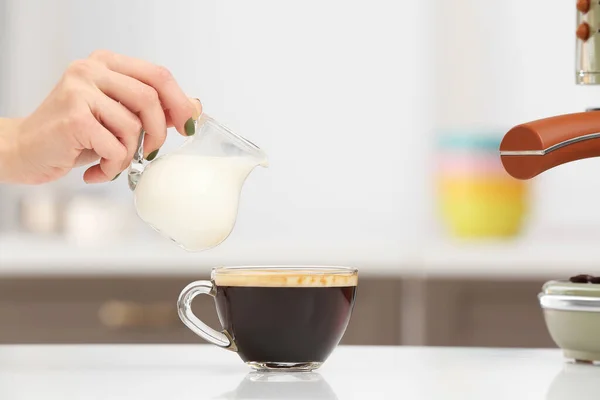 Frau Gießt Milch Tasse Frischen Kaffee Auf Tisch Küche — Stockfoto