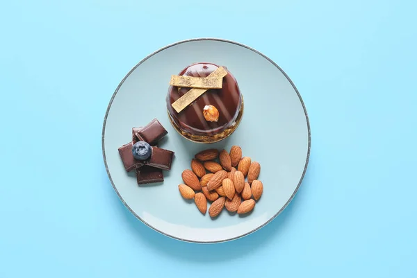맛있는 케이크 초콜릿 아몬드를 배경에 놓는다 — 스톡 사진