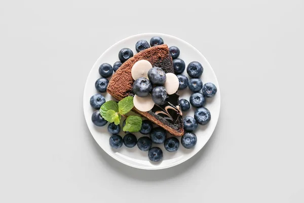 Plate Delicious Piece Chocolate Cake Blueberries Light Background — Stock Photo, Image
