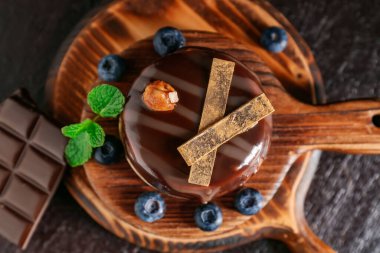 Lezzetli çikolatalı pasta ve koyu renkli yaban mersinli pano.