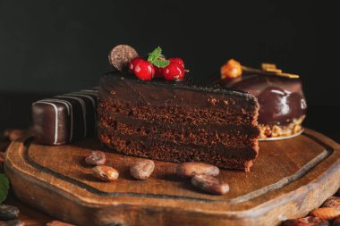 Lezzetli çikolatalı kekler ve koyu arkaplanda böğürtlenler.