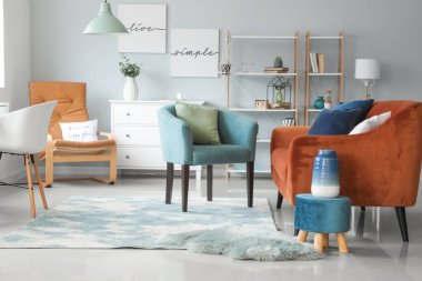 Modern oturma odasının içinde şık kahverengi bir kanepe.