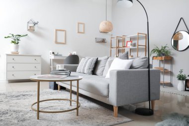 Modern odanın içinde şık bir kanepe var.