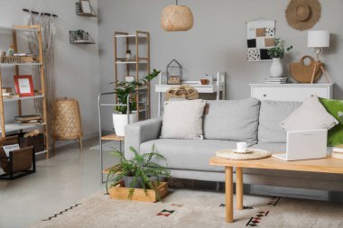 Modern odanın içinde şık bir kanepe ve dizüstü bilgisayar var.