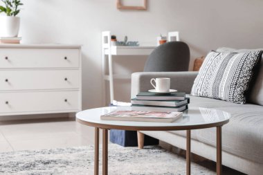 Modern odanın içinde şık bir kanepe var.