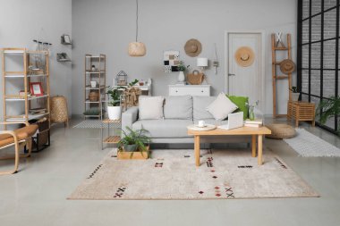 Modern odanın içinde şık bir kanepe ve dizüstü bilgisayar var.