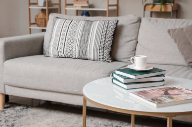 Modern odanın içinde şık bir kanepe var.