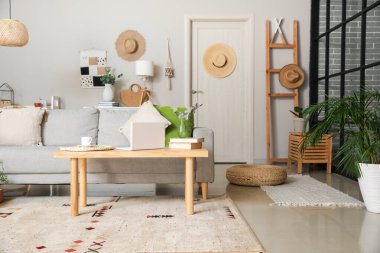 Modern odanın içinde şık bir kanepe ve dizüstü bilgisayar var.