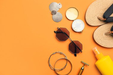 Renk arkaplanında pusula olan plaj aksesuarları