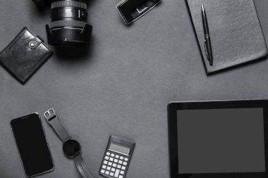 Koyu arkaplanda modern cihazlardan, kırtasiyeden ve cüzdandan yapılmış çerçeve