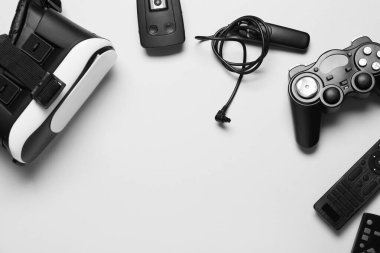 Beyaz arkaplanda izole edilmiş modern aygıtlar