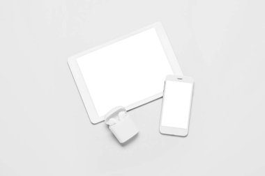 Tablet bilgisayar, cep telefonu ve kulaklıklar beyaz arkaplanda