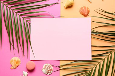 Renk arkaplan üzerinde boş kart, palmiye yaprakları ve deniz kabukları içeren kompozisyon